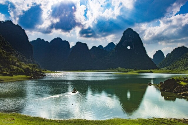 Thang Hen 湖群呈碧綠色。