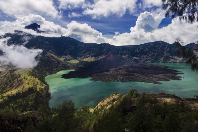 印尼峇厘島和松巴哇之間的活火山。