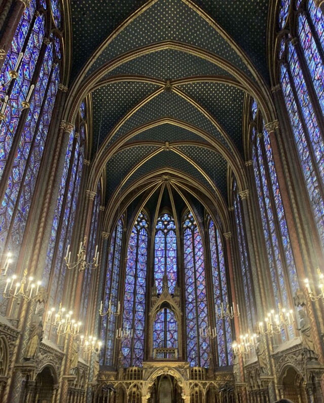 聖禮拜堂（Sainte-Chapelle）教堂的窗戶全為彩色窗戶拼圖，色彩鮮豔，神秘感十足。