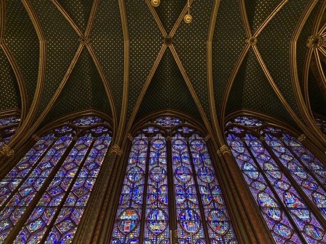 彩繪玻璃窗敘述了耶穌的故事以及耶穌聖物傳到法國的故事。
