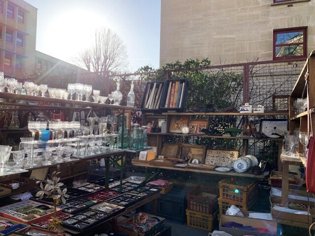 Vanves 跳蚤市場的物品更為生活化,各式各樣的碗碟器具等都應有盡有。 Vanves 跳蚤市場的物品更為生活化,各式各樣的碗碟器具等都應有盡有。