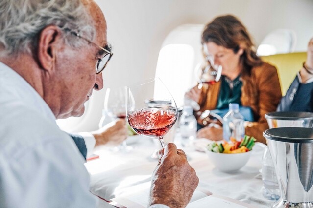 高空環境、機艙中的氣壓均會影響味覺，令挑選航班上提供的餐酒甚為困難。