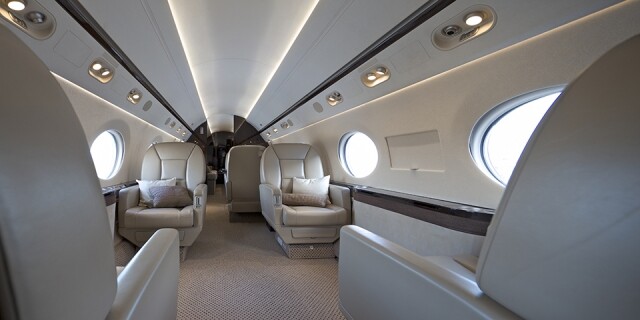 乘搭私人飛機提供有別於一般民航客機的廣大空間、舒適座椅和專屬餐點。