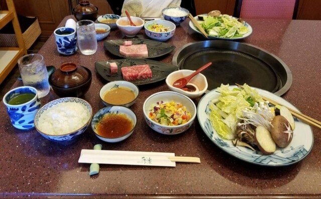 佐賀⽜燒⾁季樂本店豐富的 A5 和 A4 和牛燒肉套餐。