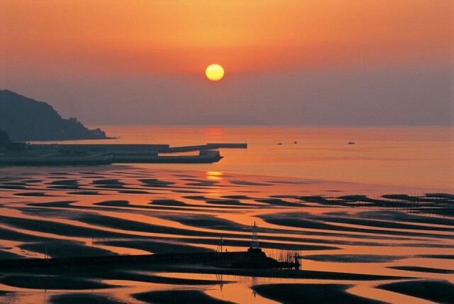 網田看沙灘美麗的沙紋和日落晚霞，被選為「日本海濱百選」。