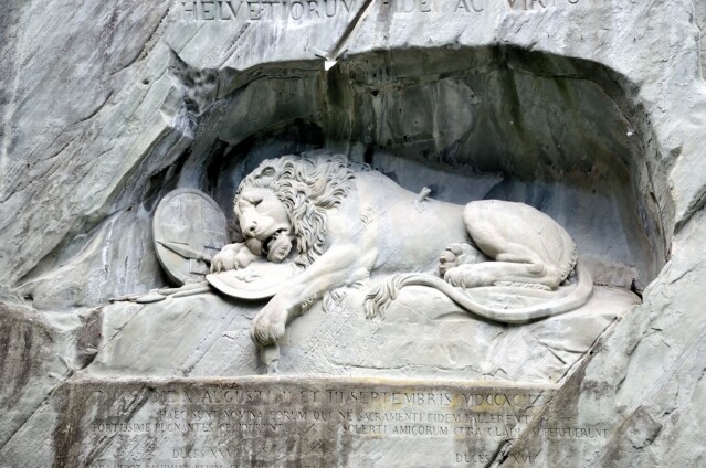 來到琉森定必到訪「垂死獅子像」現場感受雕像的震撼和歷史