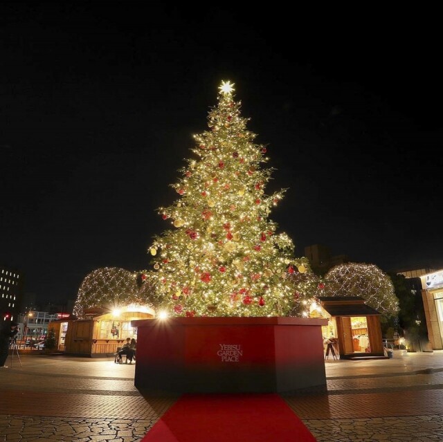 就能在時計廣場看見一顆利用 10 萬個金色燈泡製作的聖誕樹。