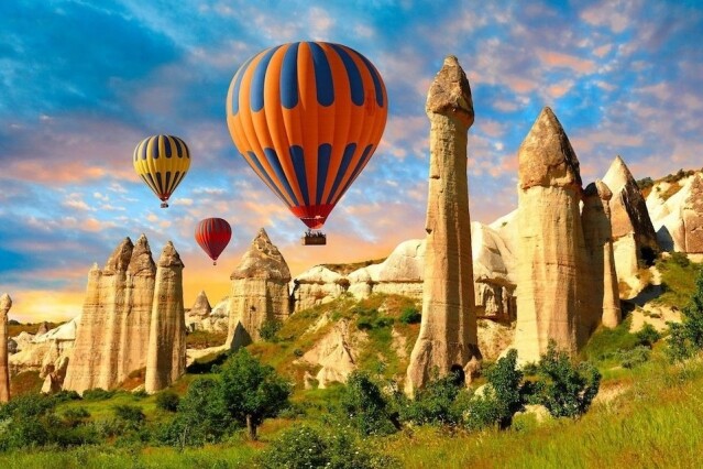 在 Cappadocia 搭上熱氣球觀看狀麗之景，是蜜月旅行的主菜。
