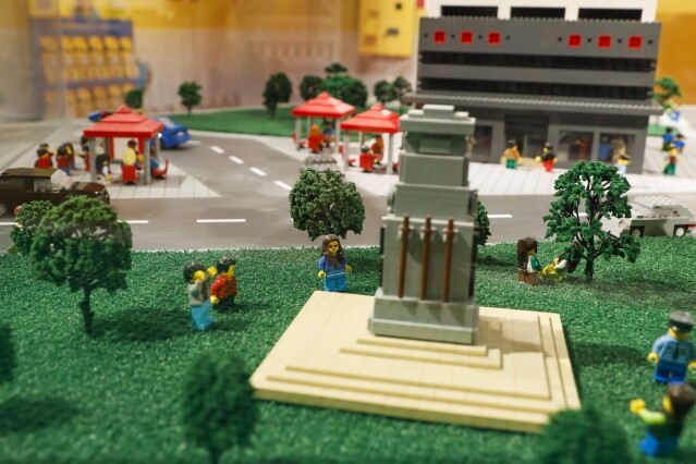 樂高探索中心禮品店展出以 LEGO 砌成的皇后像廣場和平紀念碑。