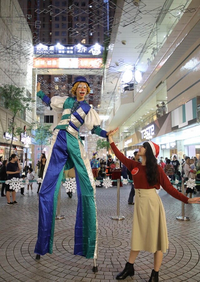 設巡遊表演及聖誕老人巡遊,投入熱鬧狂歡氣氛。 設巡遊表演及聖誕老人巡遊,投入熱鬧狂歡氣氛。