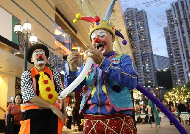 聖誕市集k在聖誕節當日，請來得獎小丑表演雜耍及魔術、巡遊表演。