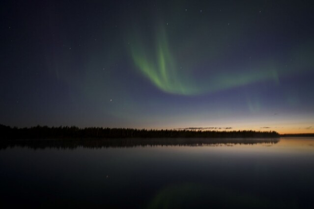 凌晨時分的 Rovaniemi 天空有著微弱的光線。凌晨 1 時多就看到北極光！