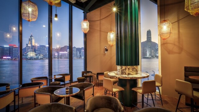 澳洲餐廳 Hue 巨型玻璃窗令維港景色一覽無遺，2 月 14 日全日供應情人節套餐