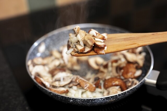 香菇、木耳、鮮蘑菇、平菇等，可以為素食者提供較好的素食蛋白質
