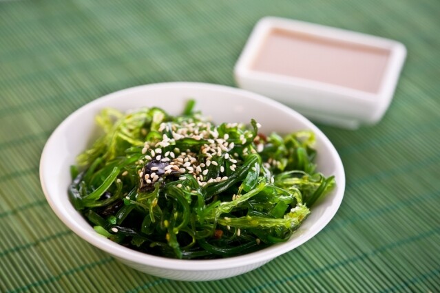 海藻類包括紫菜、海帶和裙帶菜等，與食用菌類似，也能為素食者提供維生素