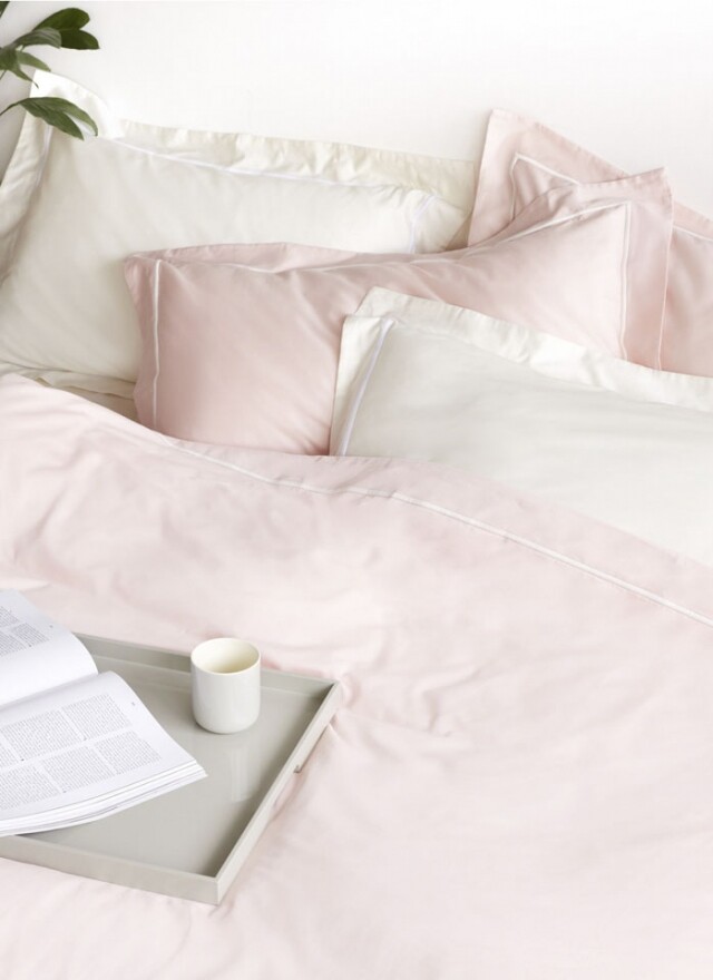 顏色柔和的床單、被單及枕頭套絕對能帶來療癒效果，配合柔軟舒適的棉緞羽絨被，令你放下煩惱，立即進入甜美夢鄉。