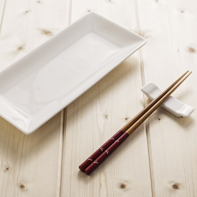 商務用餐時，當不需要用筷子時，可將它放下
