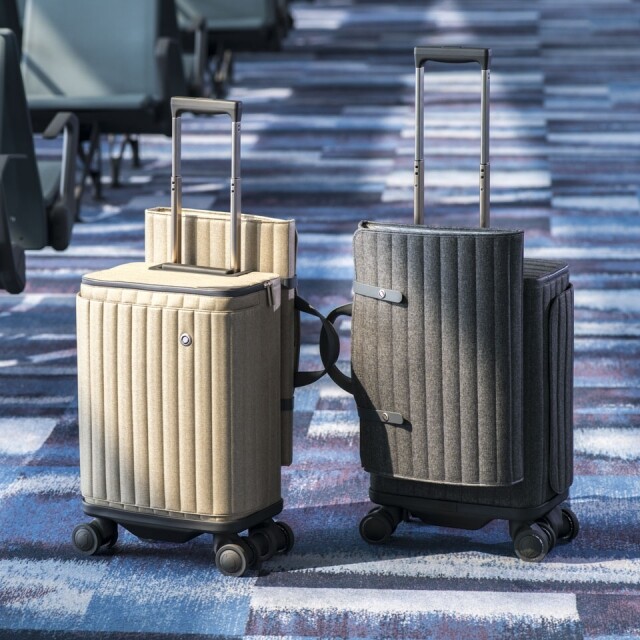 Rollogo Escape 旅行行李箱，全球首個可憑著行李轆所發出的電流發電的旅行箱，在正常步速下，無異於牆插電座，這個旅行箱是一個行動充電器，可以邊購物邊充電，另外頂揭式隔層，可輕鬆收納出行隨身物件。這款公幹必備的行李箱，更有⻄裝層可以牢牢固定於行李箱外。令移動上更利落,更可避免⻄裝變皺，讓使用者在任何重要會議都能以最佳狀態出席。