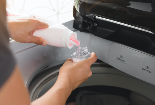 避免洗衣機淤塞或有殘餘物都最好方法是用洗衣液清洗衣物，因為洗衣粉有機會在清洗過程中未能溶透。