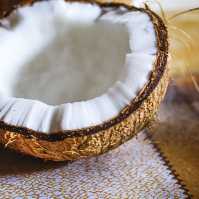 椰子油是取自成熟椰肉的食用油，從椰子果實中的胚乳（亦即果肉部分）榨取而成。