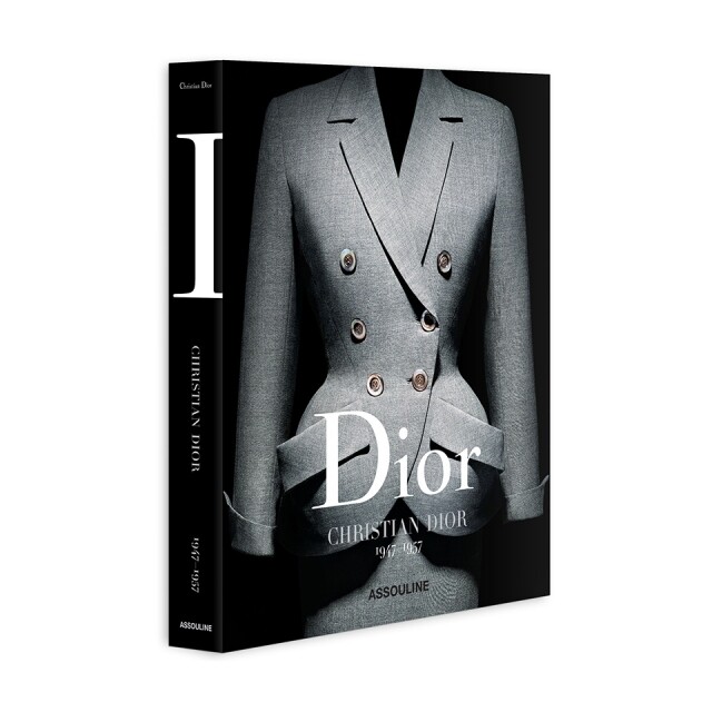 《Dior By Christian Dior》 Dior 為慶祝品牌創立七十週年,出版《Dior by Christian Dior》專書以茲紀念,並為品牌替歷年來每位設計總舵手出版專書之企劃打響頭炮。蒐集了歷年多個經典設計及珍貴照片。 《Dior By Christian Dior》 Dior 為慶祝品牌創立七十週年,出版《Dior by Christian Dior》專書以茲紀念,並為品牌替歷年來每位設計總舵手出版專書之企劃打響頭炮。蒐集了歷年多個經典設計及珍貴照片。