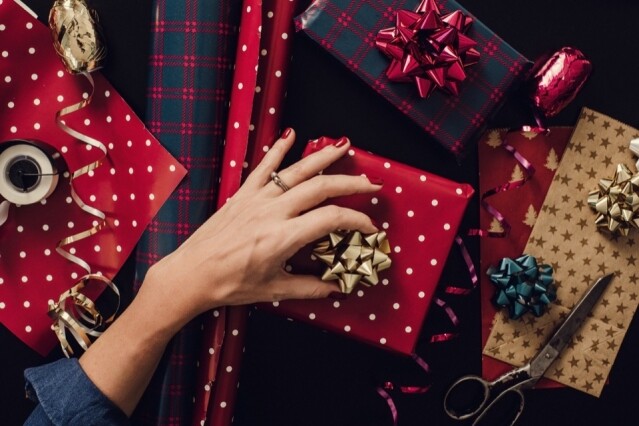 用包裝紙簡單地包好禮物，已可為禮物營造出驚喜，但再在禮物上綁上蝴蝶結或花球，就可為禮物加分更添高級感。