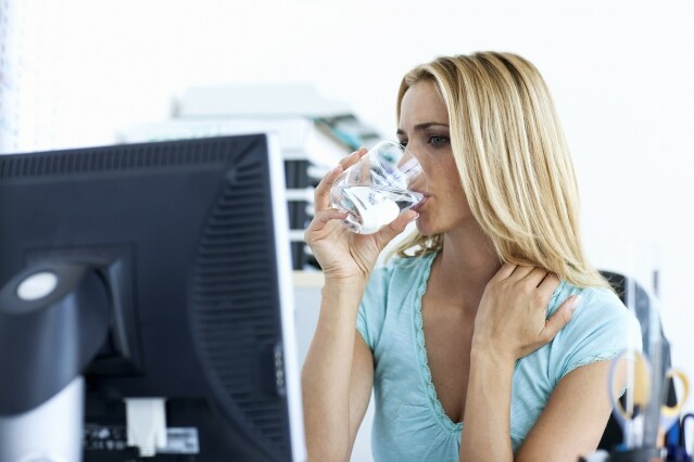 6. 每日 8 杯水 雖然是老生常談，但眼見身邊同事工作忙碌得連 pantry 都懶得去！多喝水其實可以提高 productivity，有指水份不足的人只能發揮平均 65﹪ 的工作效率。很多時候肚餓的感覺都是因為口喝引起，所以保持水份充足其實也可以稍稍降低食慾。多喝水未必能夠令人工作速度大爆發，但絕對能幫助你身體健康。