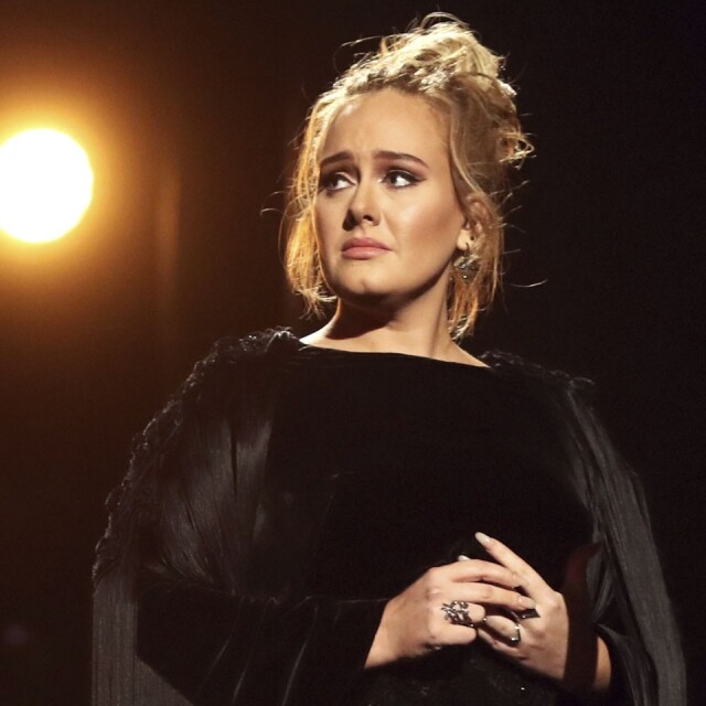 性情中人的 Adele每次表演前，她都要佩戴紅水晶好讓自己冷靜下來