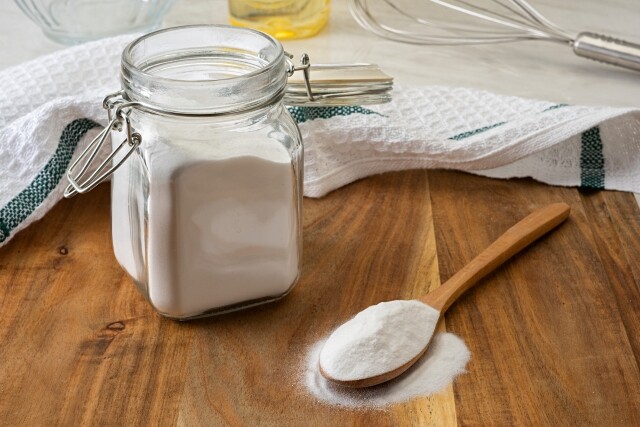 1. 「白衫變黃」可用蘇打粉，以 2 : 1 的方式混合調和後，用牙刷把蘇打粉糊塗抹在污漬上