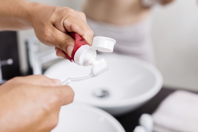 4. 牙膏，用絨布或牙刷沾上牙膏，並在污漬區域搓洗，若想效果更理想可用硬毛刷擦洗，直至把黃漬去掉。