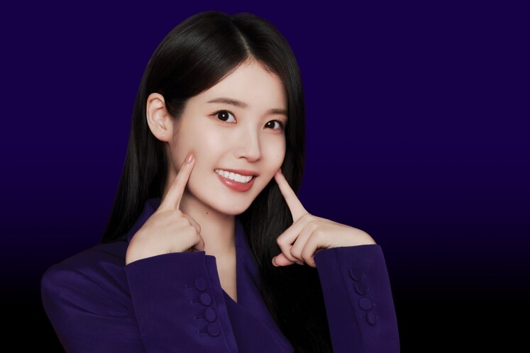 韓國女生牙齒美白的秘訣！跟 IU 用紫色牙膏、精華，「333 法則」打造自然亮白笑容