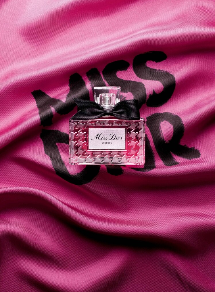 優雅中的叛逆！與 Natalie Portman 一同踏入全新 Miss Dior 純香精的迷人國度，見證經典蛻變