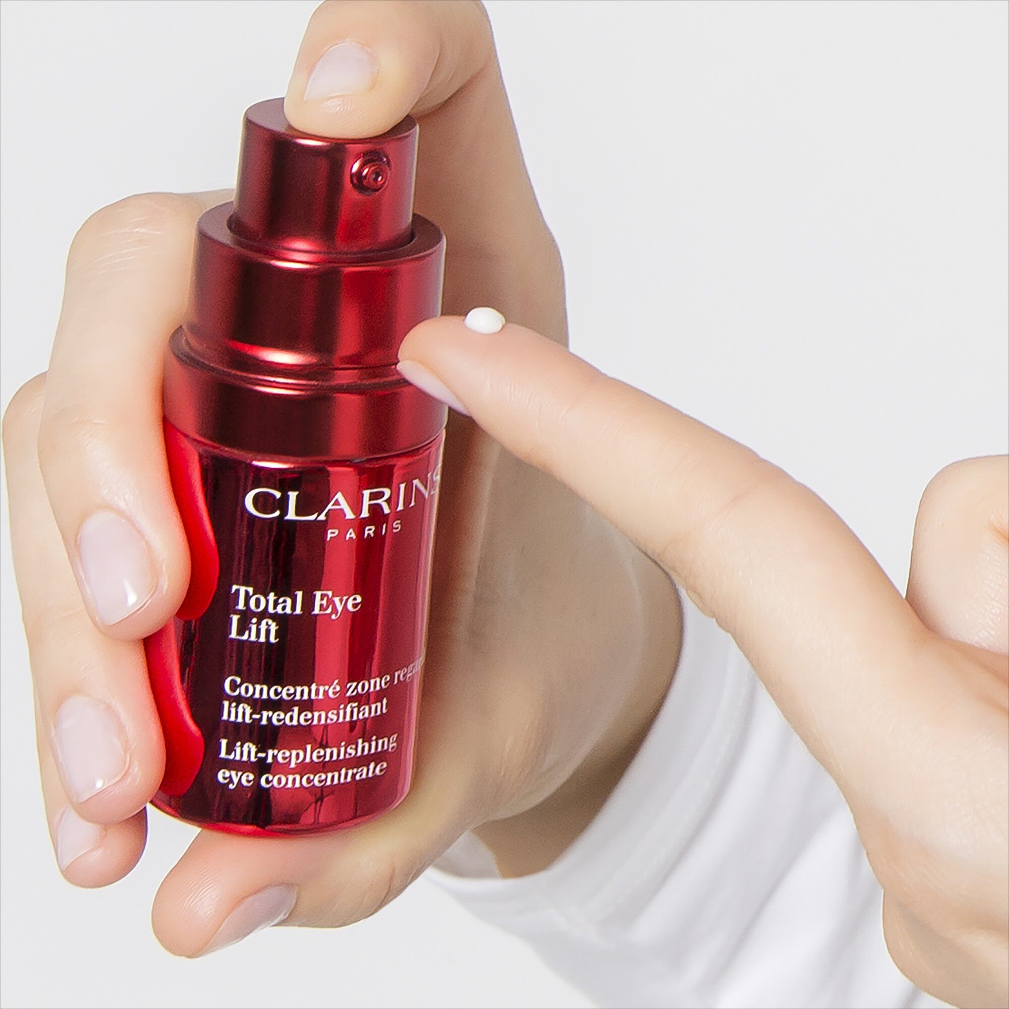 60 秒極速大眼秘訣：全新 Clarins 提拉撫紋全效眼霜讓你重回年輕「睛采」！