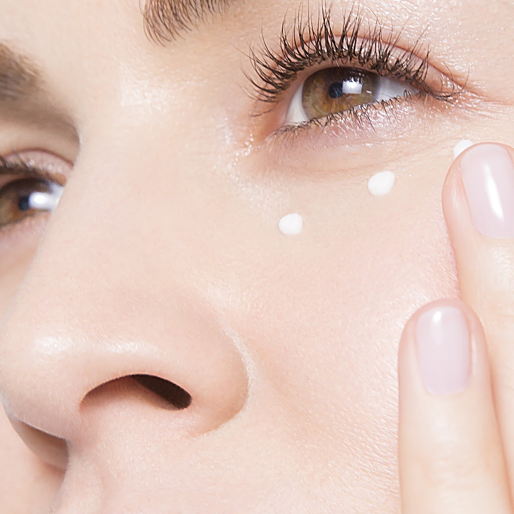 極速大眼秒訣：全新 Clarins 提拉撫紋全效眼霜，60 秒重回年輕「睛采」！