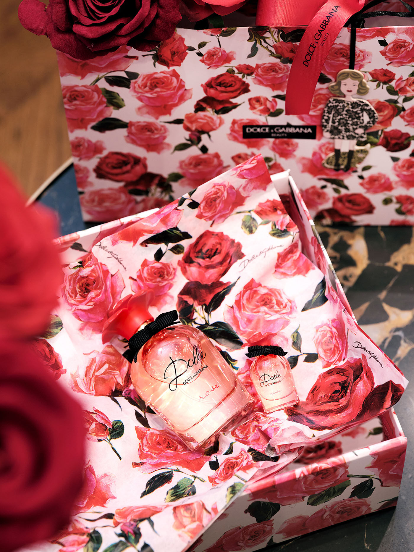 期間限定的 DOLCE&GABBANA 標誌性玫瑰印花花紙及禮物盒裹著 期間限定的 DOLCE&GABBANA 標誌性玫瑰印花花紙及禮物盒裹著