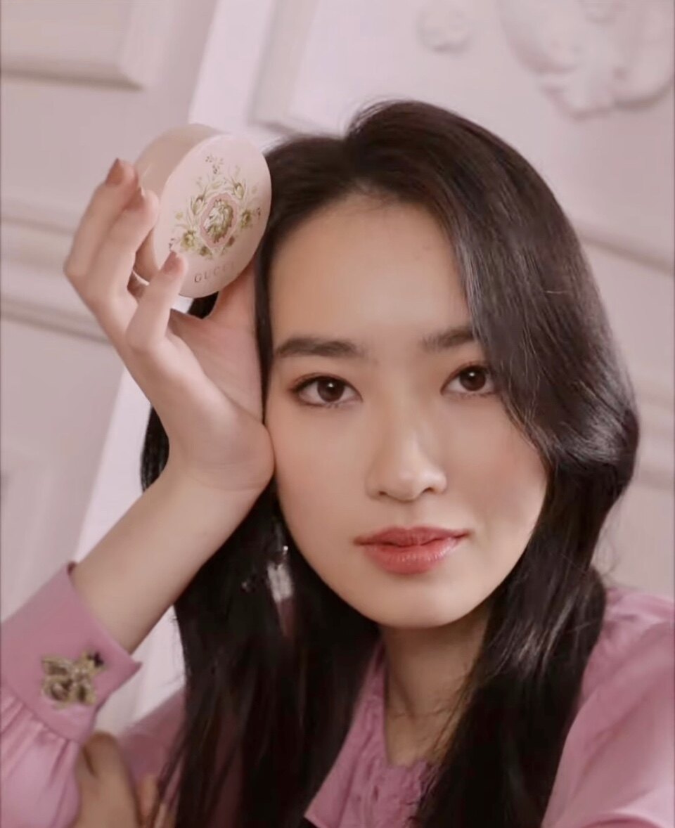 林愷鈴 Ashley Lin 用Gucci Beauty 氣墊粉底營造出水潤透紅的美妝妝感
