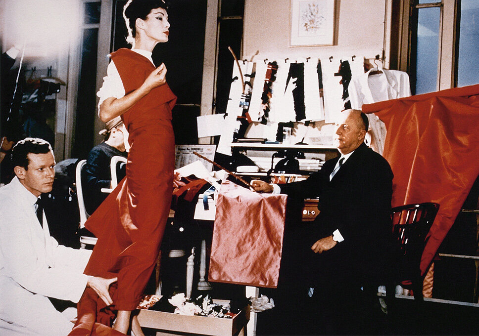 Dior 先生正為模特兒 Lucky 試穿紅色裙子 Dior 先生正為模特兒 Lucky 試穿紅色裙子