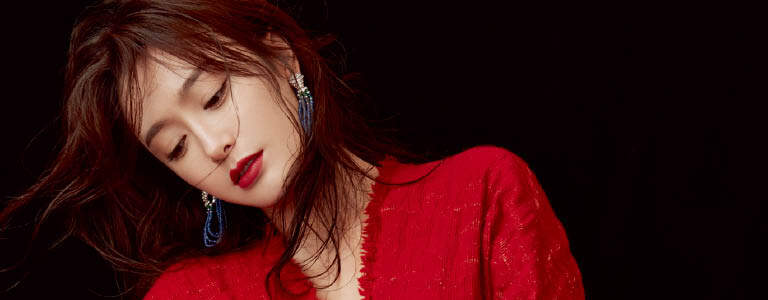 秦嵐為香港版 Harper's BAZAAR 拍攝 11 月號封面，演繹由 Giorgio Armani Beauty 締造的紅唇彩妝。