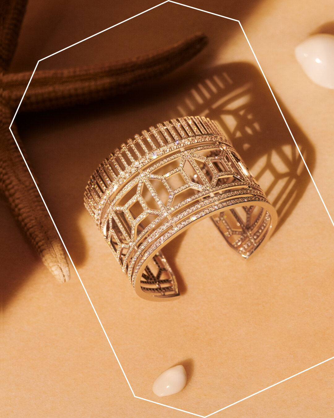 要說到 BOUCHERON 其中一個標誌性的作品,Quatre 系列必定榜上有名。結合不同材質設計而成的戒指,時尚、獨特、具標誌性,不但男女可佩戴,可單獨佩戴,亦可混合疊戴,可塑性極高,近年成為時尚界的必備單品,Emma Watson、Beyoncé、周冬雨都是粉絲之一。另外亦深受新人歡迎,林依晨結婚的婚戒便是挑選了 Quatre 系列戒指。 要說到 BOUCHERON 其中一個標誌性的作品,Quatre 系列必定榜上有名。結合不同材質設計而成的戒指,時尚、獨特、具標誌性,不但男女可佩戴,可單獨佩戴,亦可混合疊戴,可塑性極高,近年成為時尚界的必備單品,Emma Watson、Beyoncé、周冬雨都是粉絲之一。另外亦深受新人歡迎,林依晨結婚的婚戒便是挑選了 Quatre 系列戒指。
