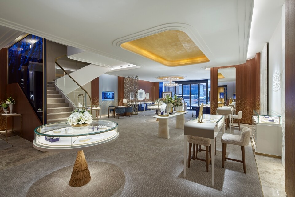 Chaumet「1881」旗艦店 地址 : 香港九龍尖沙咀廣東道2號A 「1881」地下G01及201號舖 電話 : 2816 5068 營業時間 : 上午10時至晚上9時