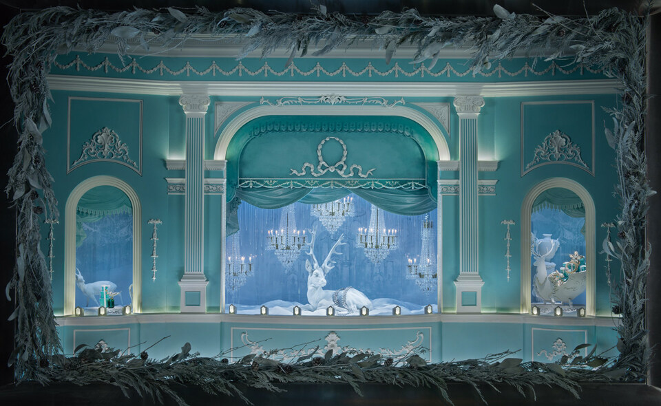 相信無人異議,藍色對是 Tiffany & Co. 的重要性。於是,展覽亦先以這抹藍色啟首,在這裡大家可欣賞到一系列美輪美奐的藍色珠寶,先以經典知更鳥蛋藍色為起點,再展出藍寶石、海藍寶石、月亮石、坦桑石、蒙大拿州藍寶石及彩藍鑽等價值計城的珠寶。 相信無人異議,藍色對是 Tiffany & Co. 的重要性。於是,展覽亦先以這抹藍色啟首,在這裡大家可欣賞到一系列美輪美奐的藍色珠寶,先以經典知更鳥蛋藍色為起點,再展出藍寶石、海藍寶石、月亮石、坦桑石、蒙大拿州藍寶石及彩藍鑽等價值計城的珠寶。