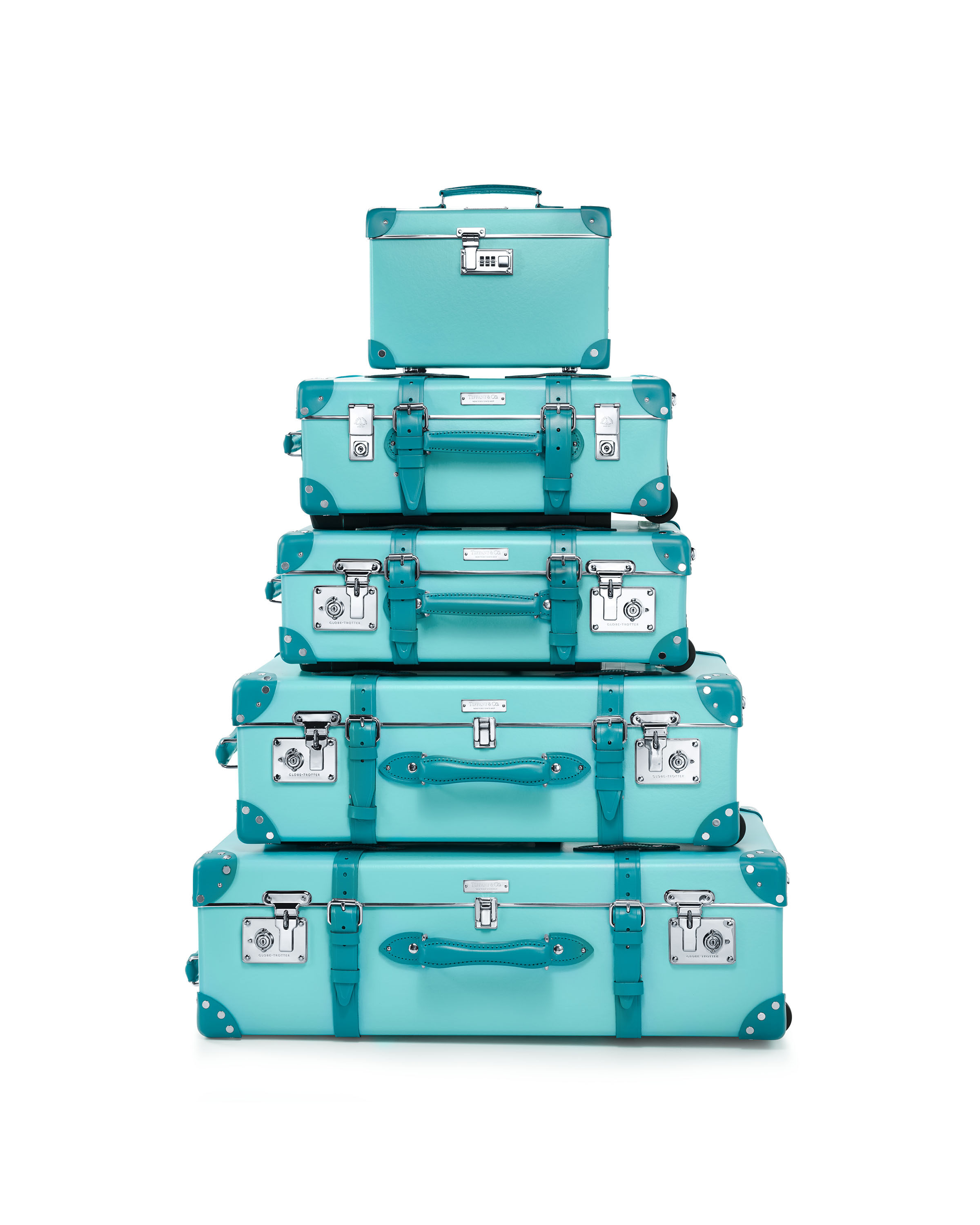 而 Wyman 在 TIFFANY & CO. 今年特別推出的 Very Very Tiffany 聖誕臻品目錄中，找到了他今件最想收到的禮物——非洲肯亞之旅，「活到今天，最難得的禮物不再只是物質，而是跟喜歡的人的快樂回憶。沒有比由專人精心策劃的旅行更好的選擇。」這個肯亞之旅還包括Tiffany & Co. × GLOBE TROTTER 的一套 Tiffany Blue® 行李箱，