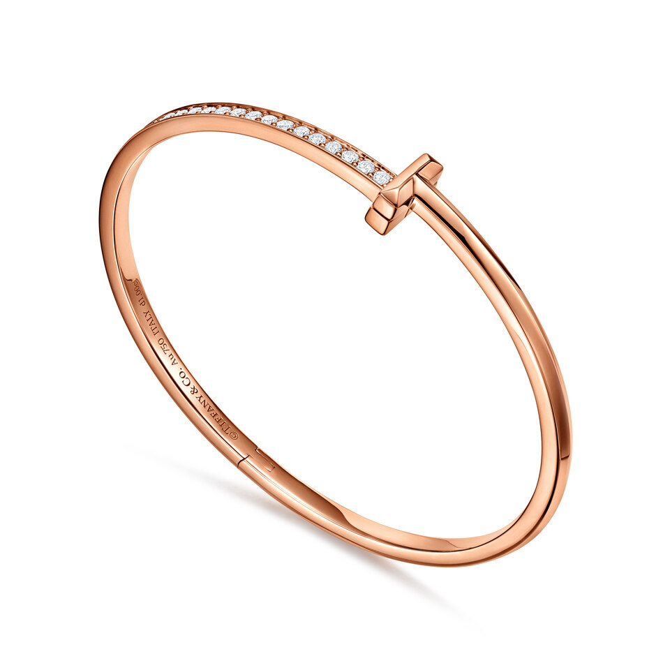 TIFFANY & CO. Tiffany T1 系列 18K 玫瑰金窄版半密鑲鑽石手鐲。