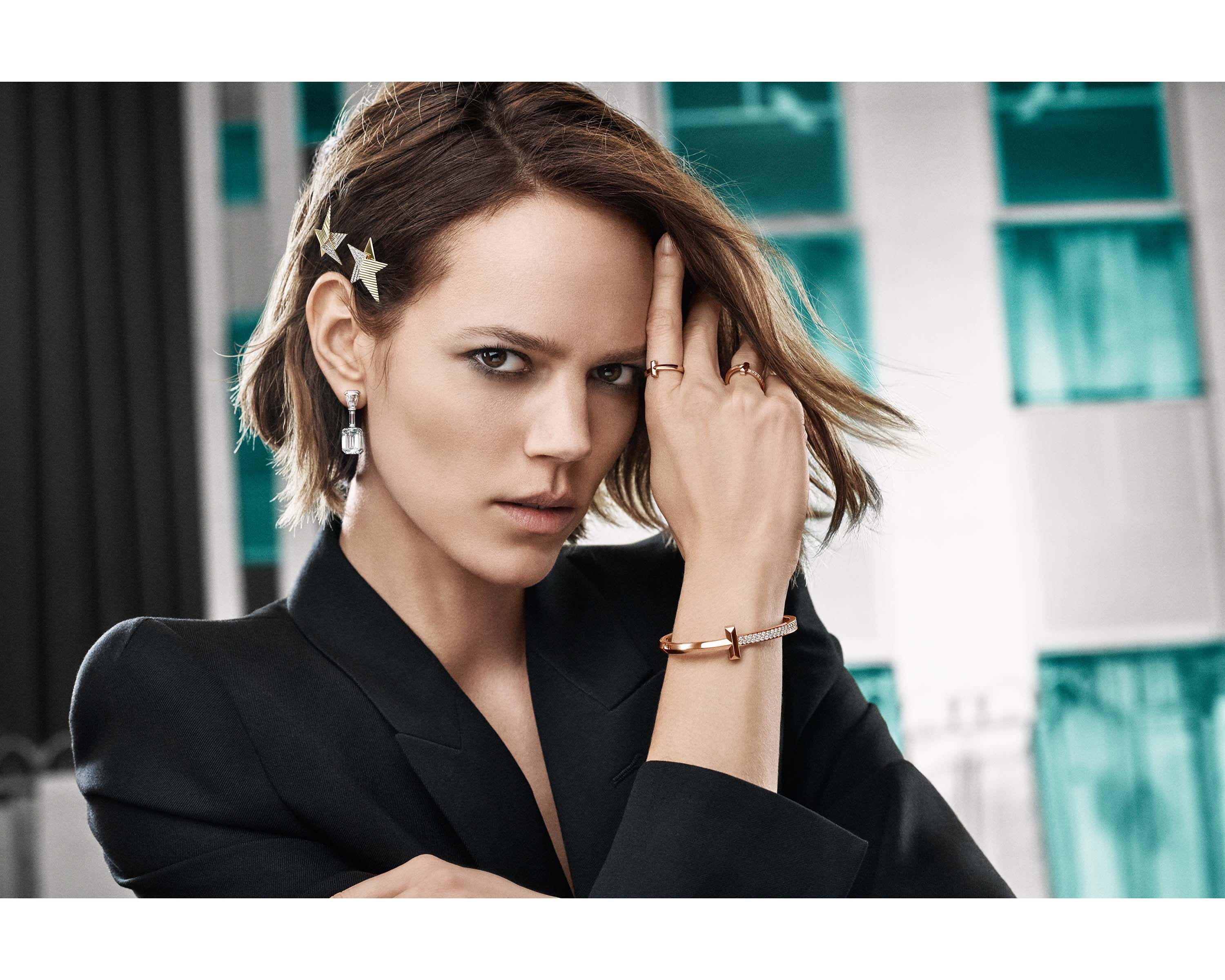 丹麥著名模特兒 Freja Beha Erichsen 於全新的春季廣告中佩戴 Tiffany T1 系列。