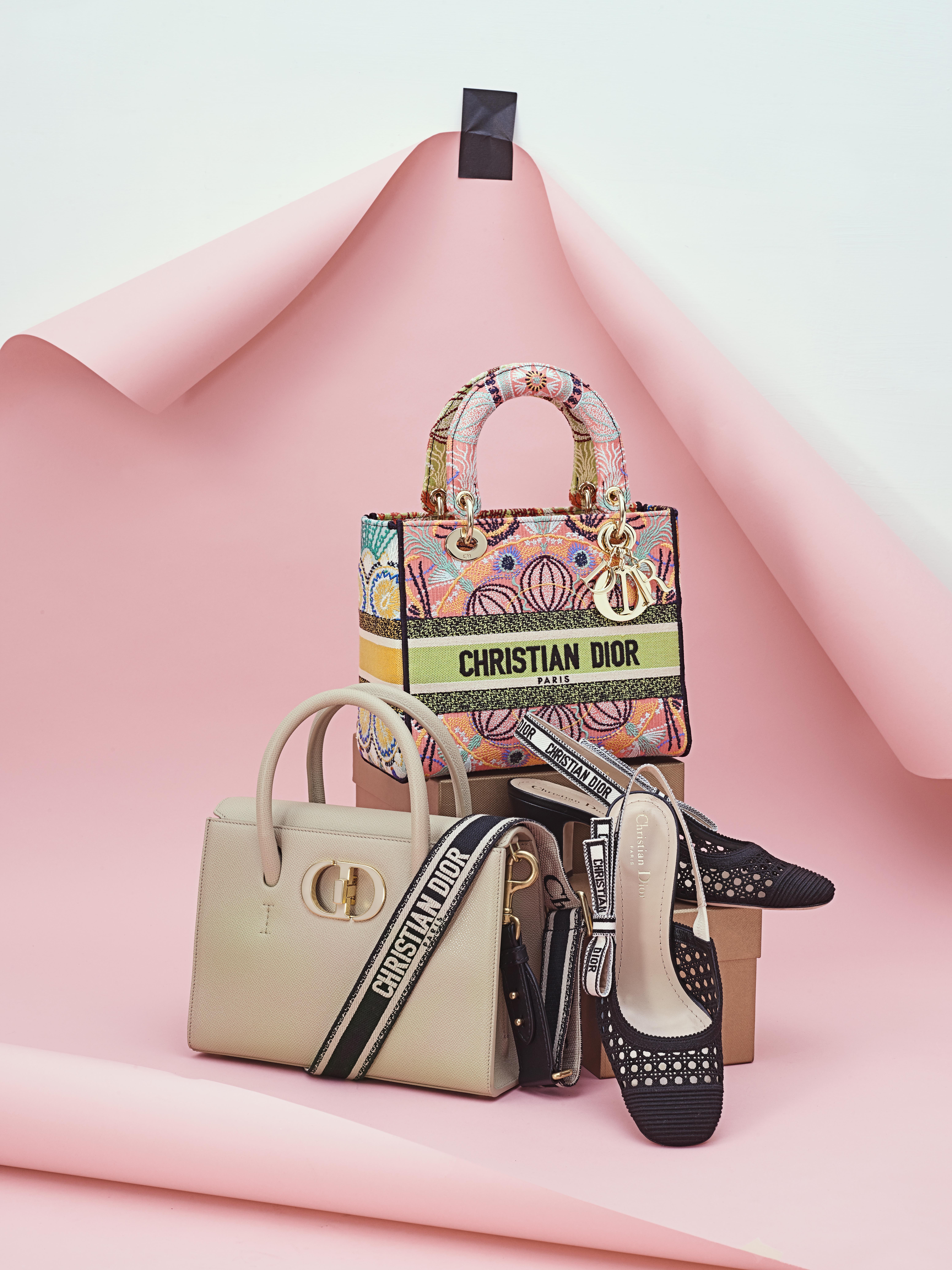 Dior 皮革雕飾系列手袋。 Dior 皮革雕飾系列手袋。