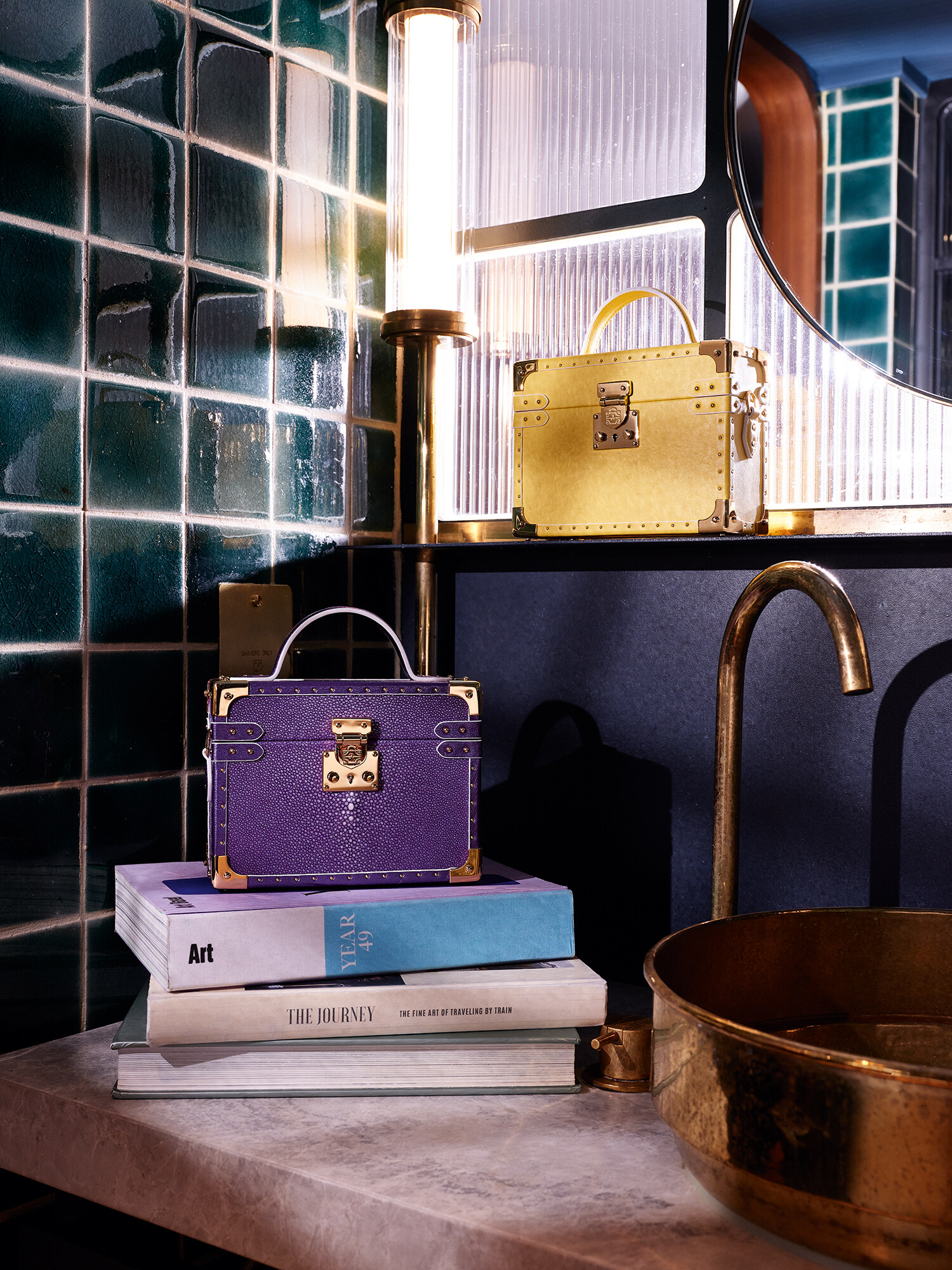 ASTÈRE 的專櫃進駐珠寶品牌 Larry Jewelry 位於 Ritz Carlton 香港麗思卡爾頓酒店的展示廳。 ASTÈRE 的專櫃進駐珠寶品牌 Larry Jewelry 位於 Ritz Carlton 香港麗思卡爾頓酒店的展示廳。
