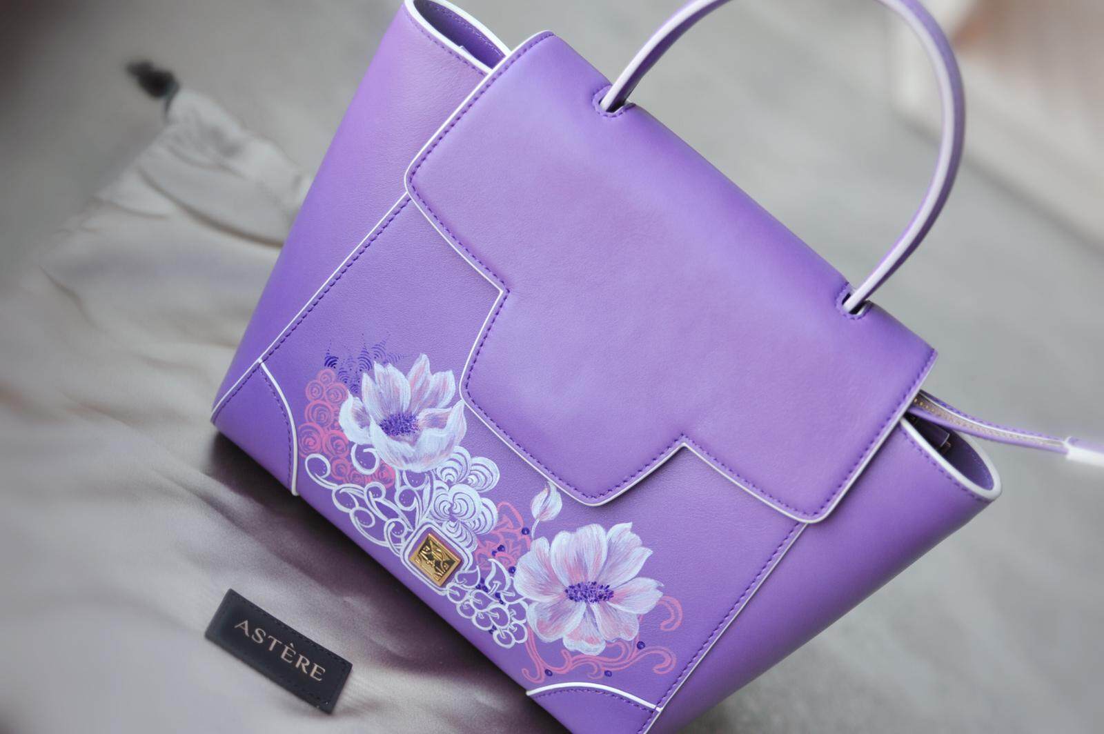 全新的 ASTÈRE Tote Bags 及 Lacey Bags 系列更融入了當代藝術家 Michael Lam 及書法家 Pearl Yuen 的創作, 全新的 ASTÈRE Tote Bags 及 Lacey Bags 系列更融入了當代藝術家 Michael Lam 及書法家 Pearl Yuen 的創作,