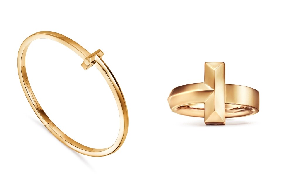 Tiffany T1系列 18K 黃金窄版手鐲及 18 K 黃金寬版戒指 $29,000 / $17,100 Tiffany T1系列 18K 黃金窄版手鐲及 18 K 黃金寬版戒指 $29,000 / $17,100