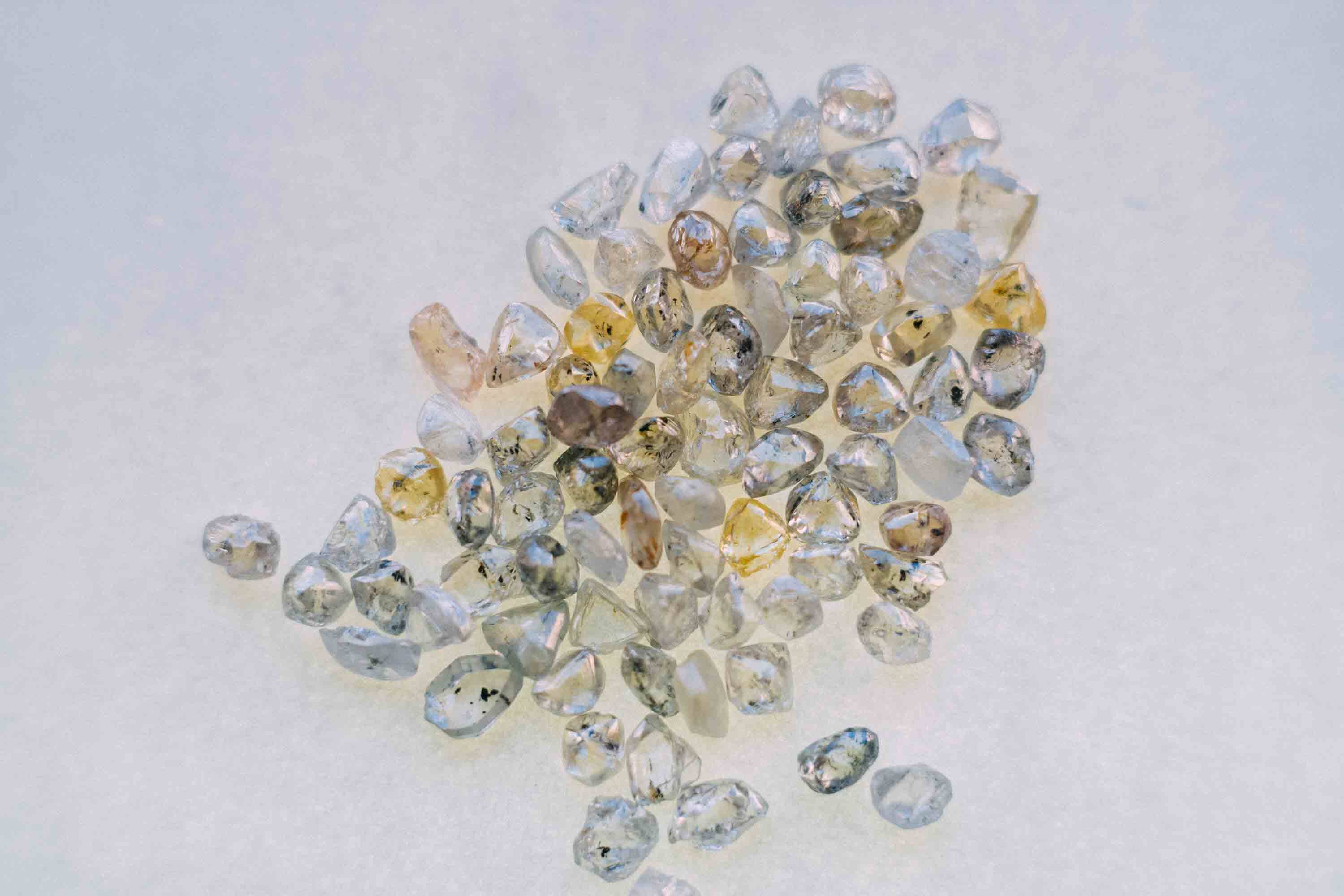 De Beers 要求所有供應商須按照《金伯利進程國際證書製度》展開經營活動。