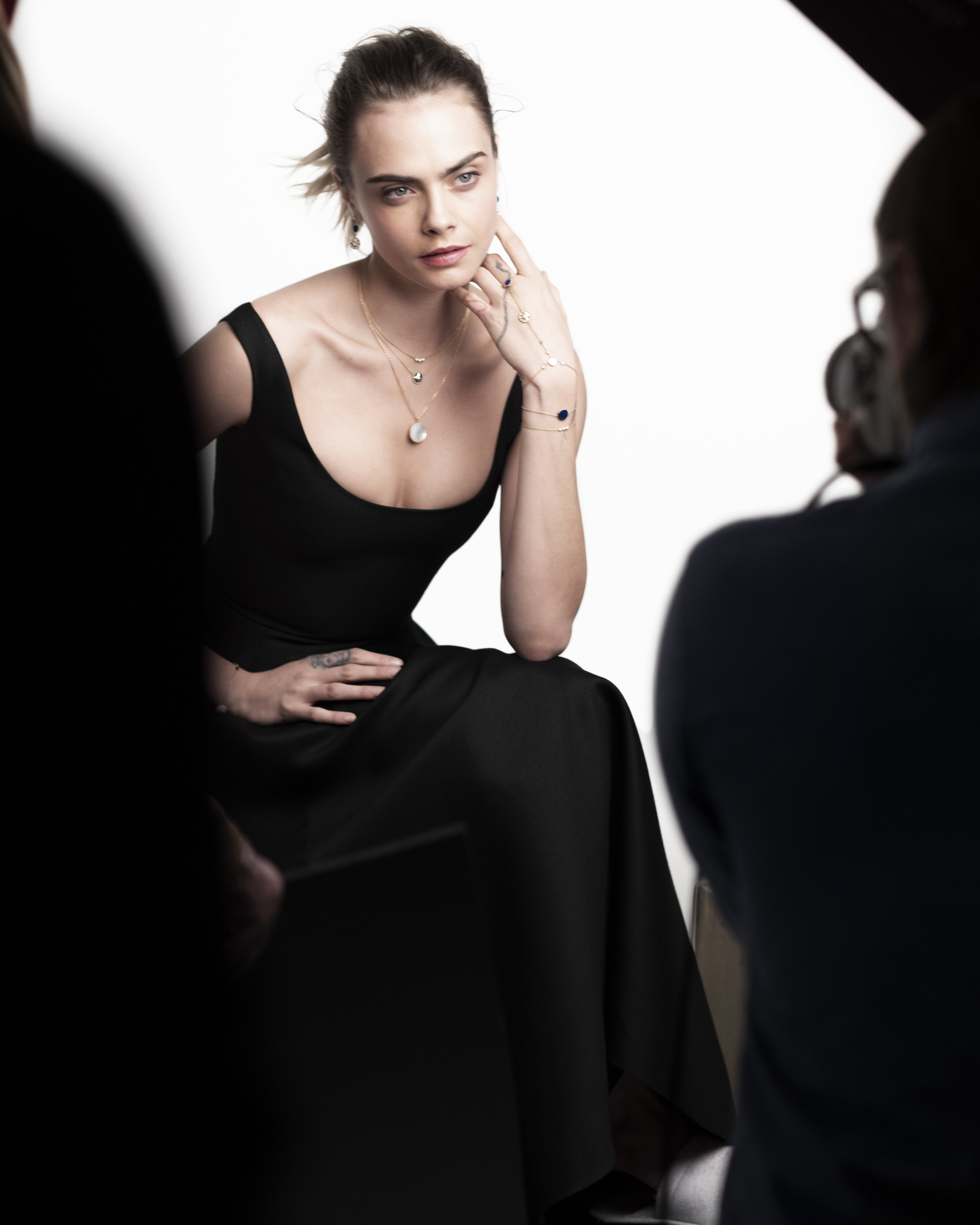 Cara Delevingne 以一襲黑色長裙，演繹出 Rose des vents 優雅的風格。